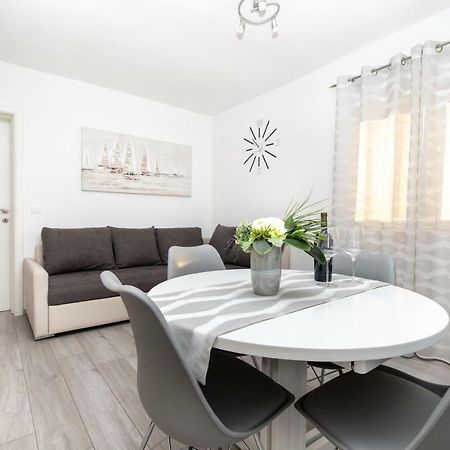 Appartamento Apartman Topic Kaštela Esterno foto