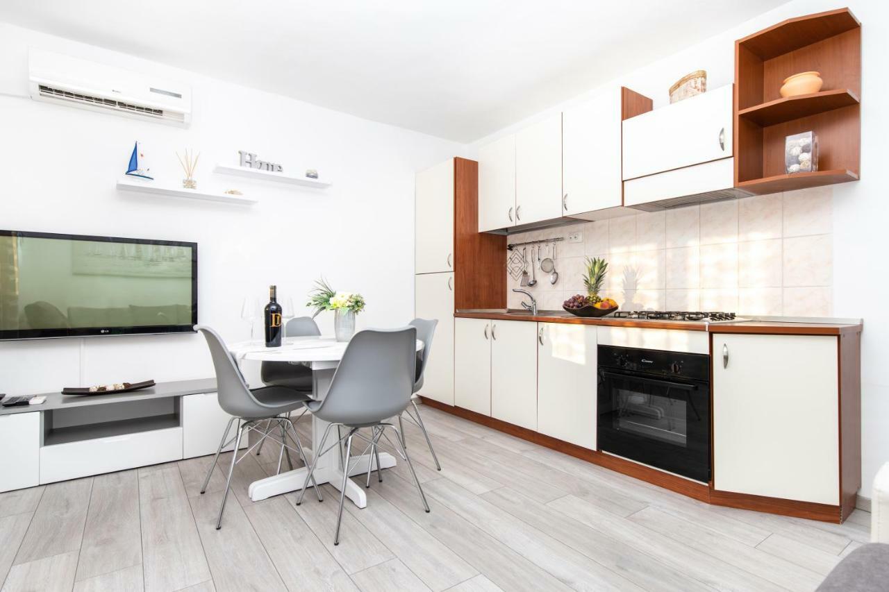 Appartamento Apartman Topic Kaštela Esterno foto